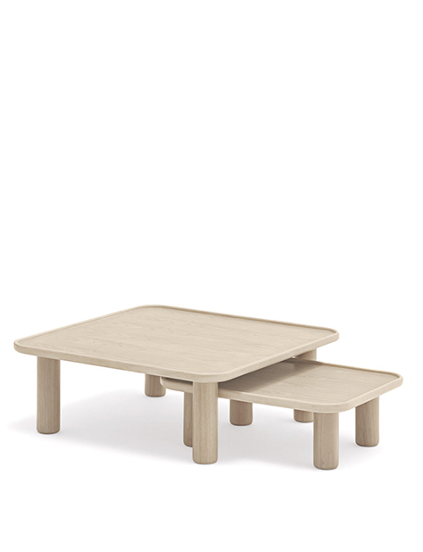 conjunto de dos mesas de centro cuadradas con los cantos curvos y redondeados en madera clara, las mesas son nido, y las patas son gruesas tubulares.